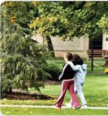 (בספר תמונה של שני חברים מחובקים הולכים)